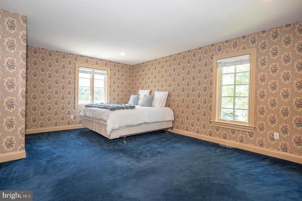 365 GREENWOOD COURT