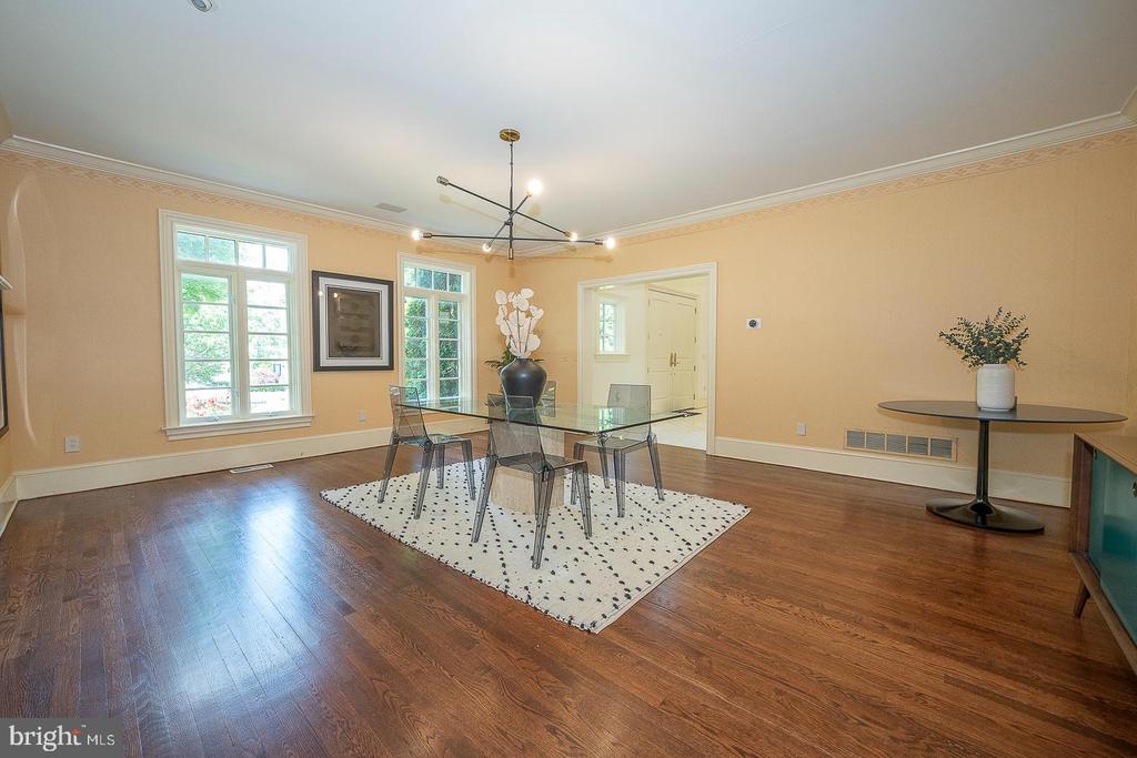 365 GREENWOOD COURT