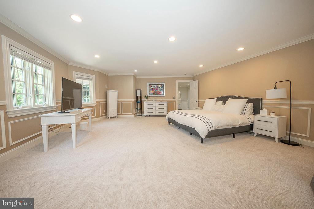 365 GREENWOOD COURT