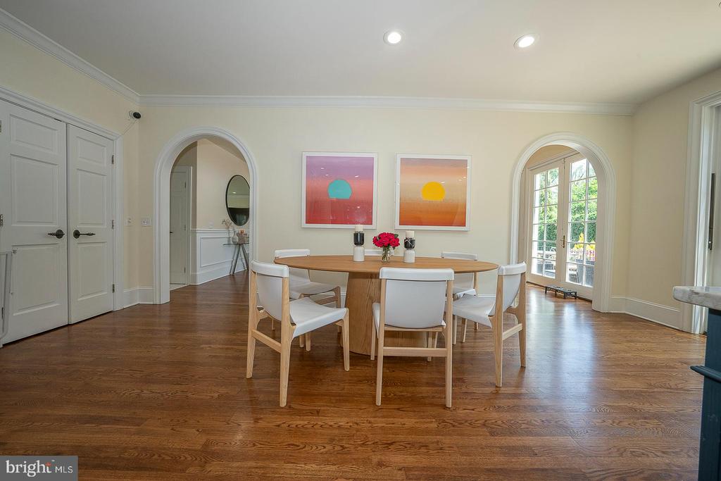 365 GREENWOOD COURT