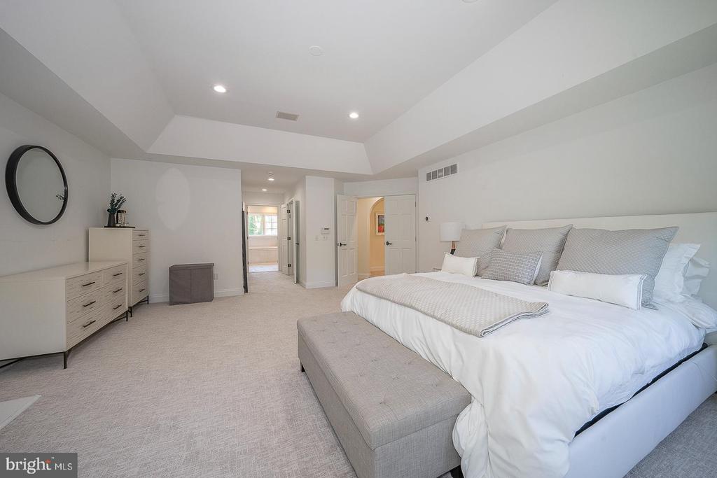 365 GREENWOOD COURT