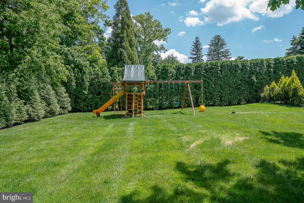 365 GREENWOOD COURT