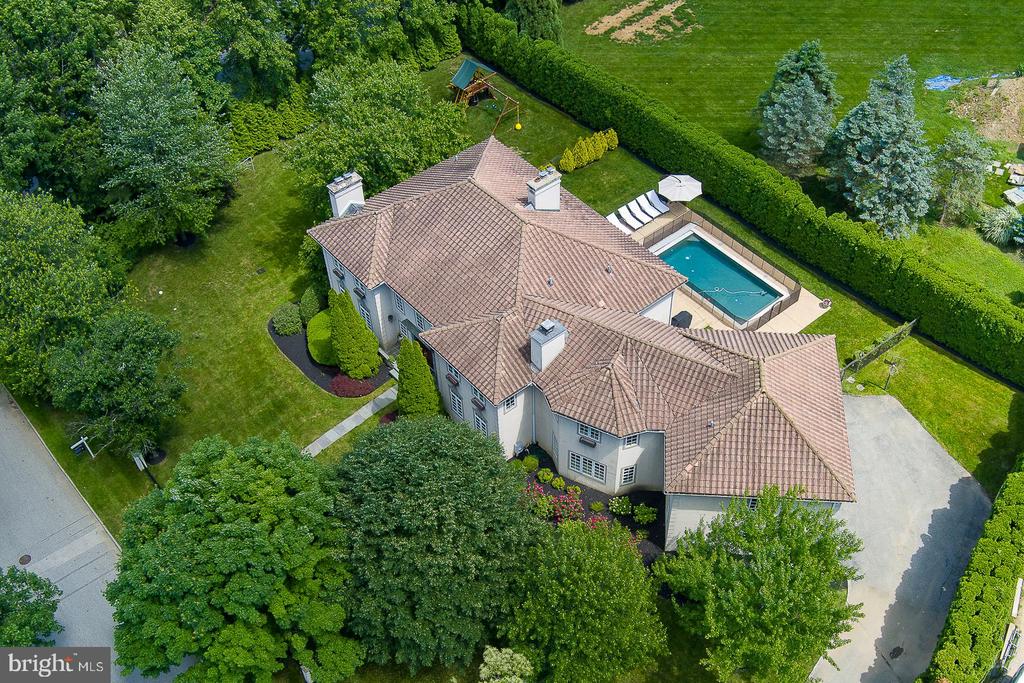 365 GREENWOOD COURT