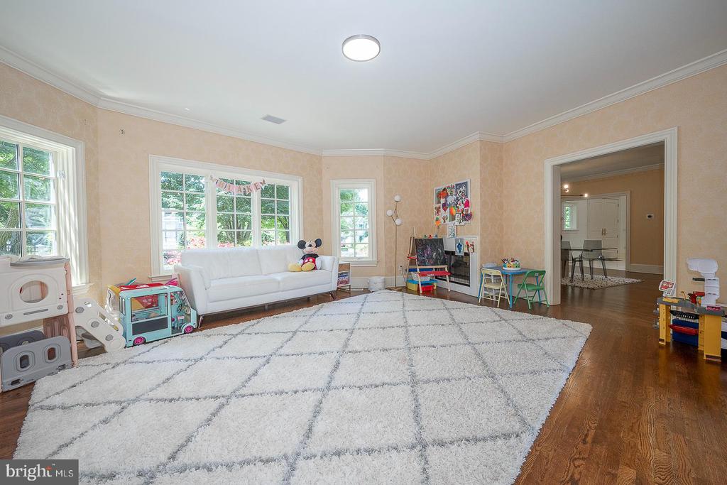 365 GREENWOOD COURT