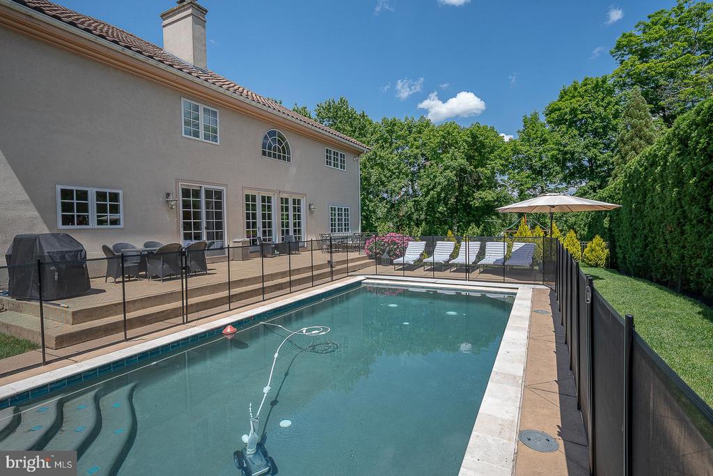 365 GREENWOOD COURT