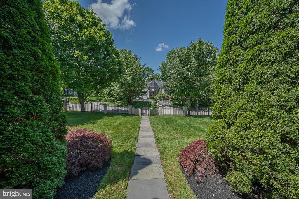 365 GREENWOOD COURT