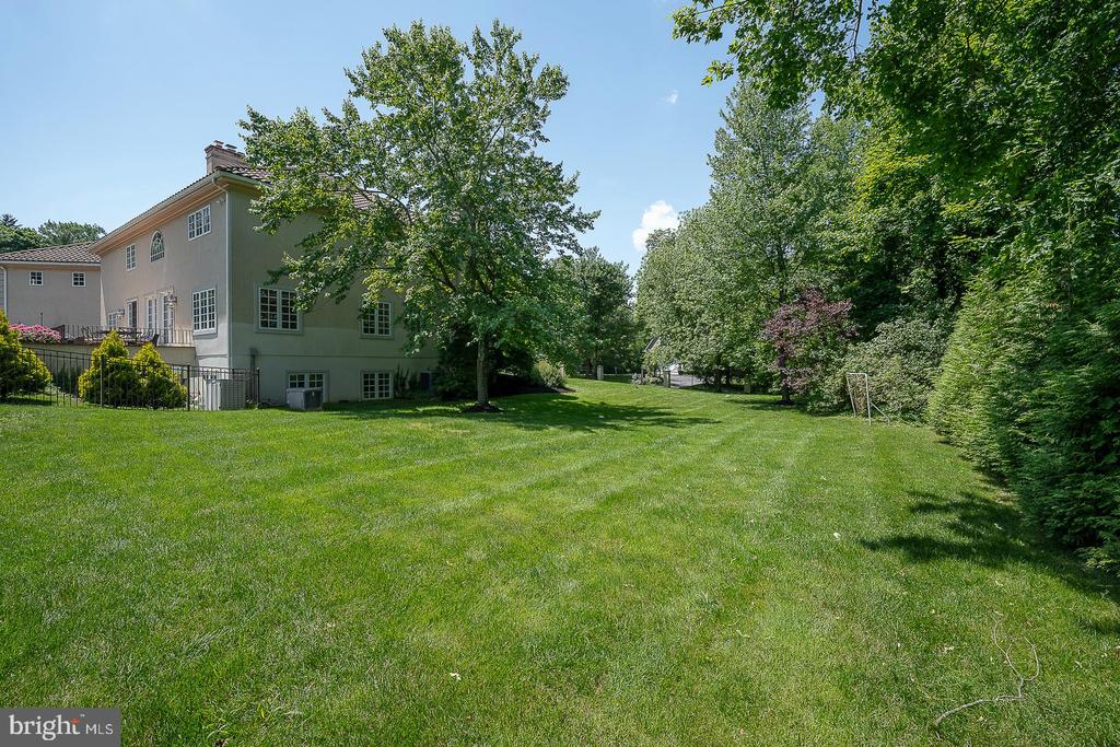 365 GREENWOOD COURT