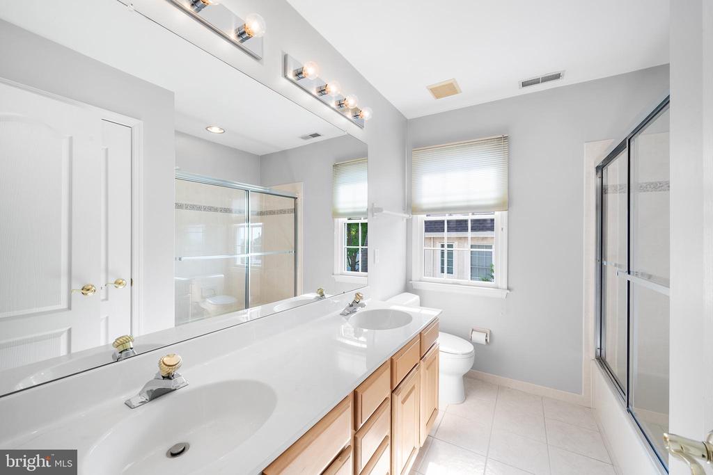 1010 RIVERVIEW LANE