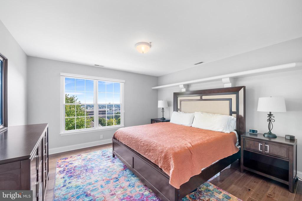 1010 RIVERVIEW LANE
