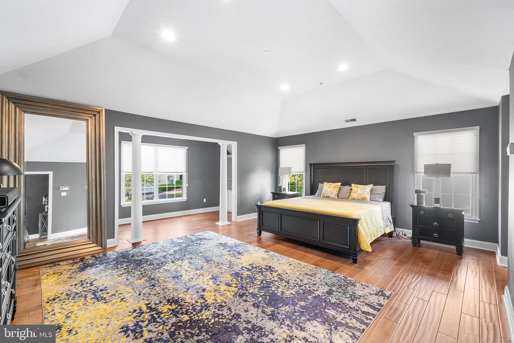 1010 RIVERVIEW LANE