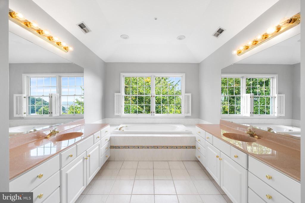1010 RIVERVIEW LANE