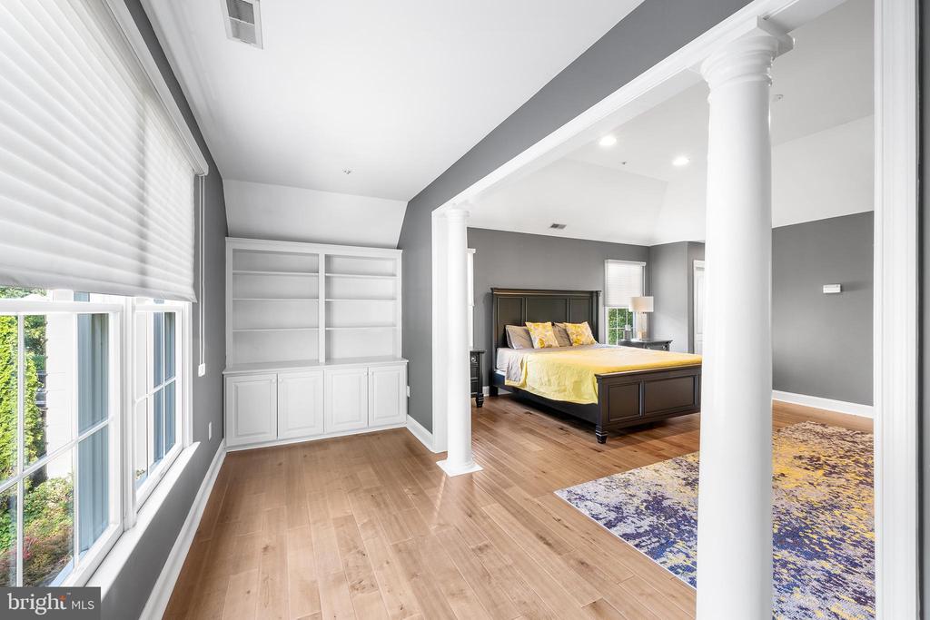 1010 RIVERVIEW LANE