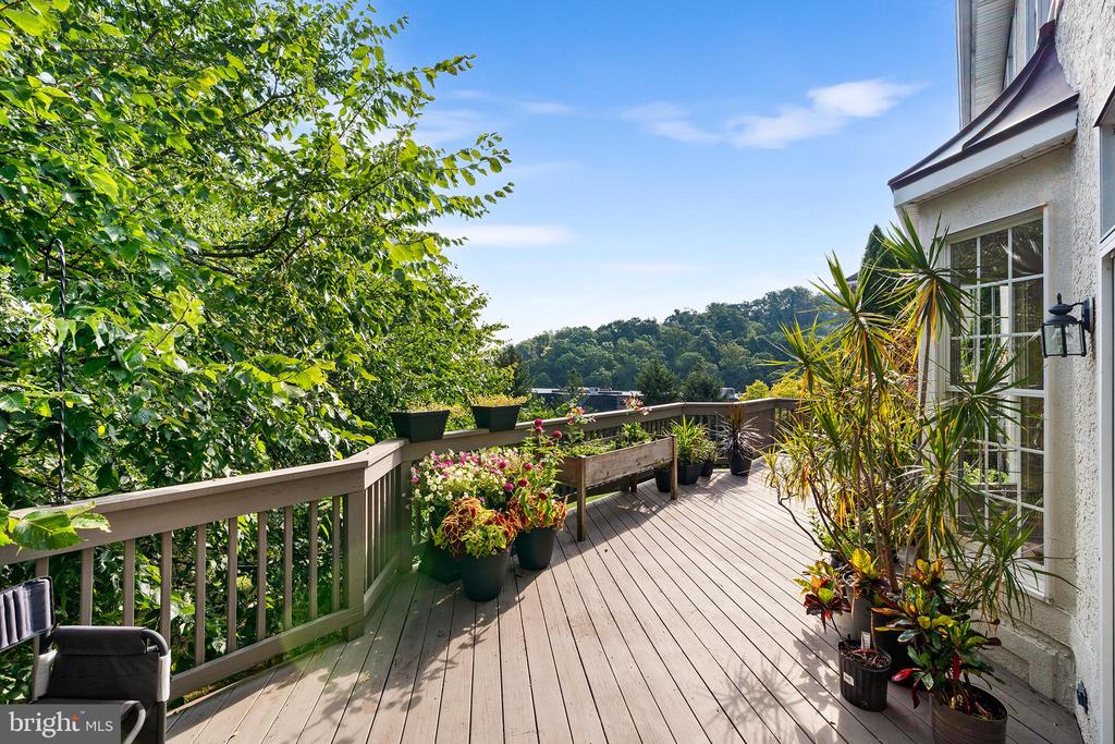 1010 RIVERVIEW LANE