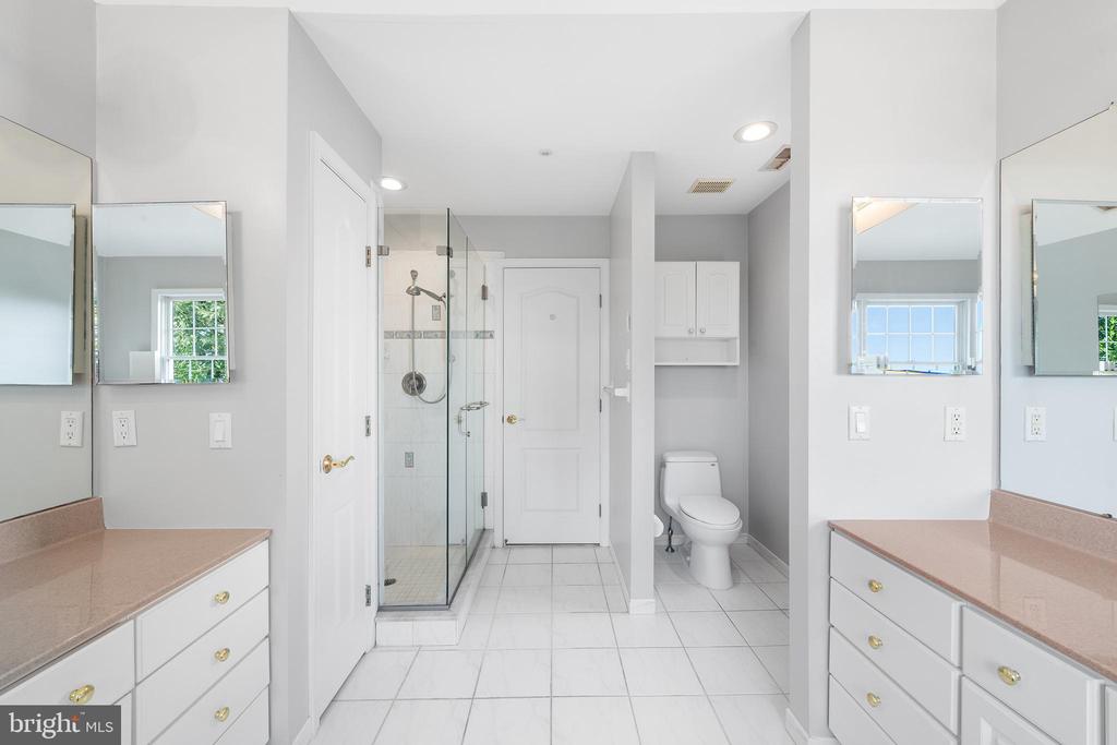 1010 RIVERVIEW LANE