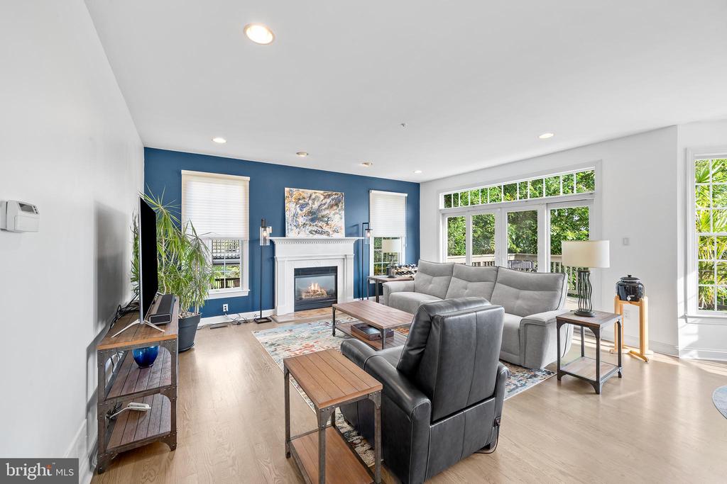 1010 RIVERVIEW LANE