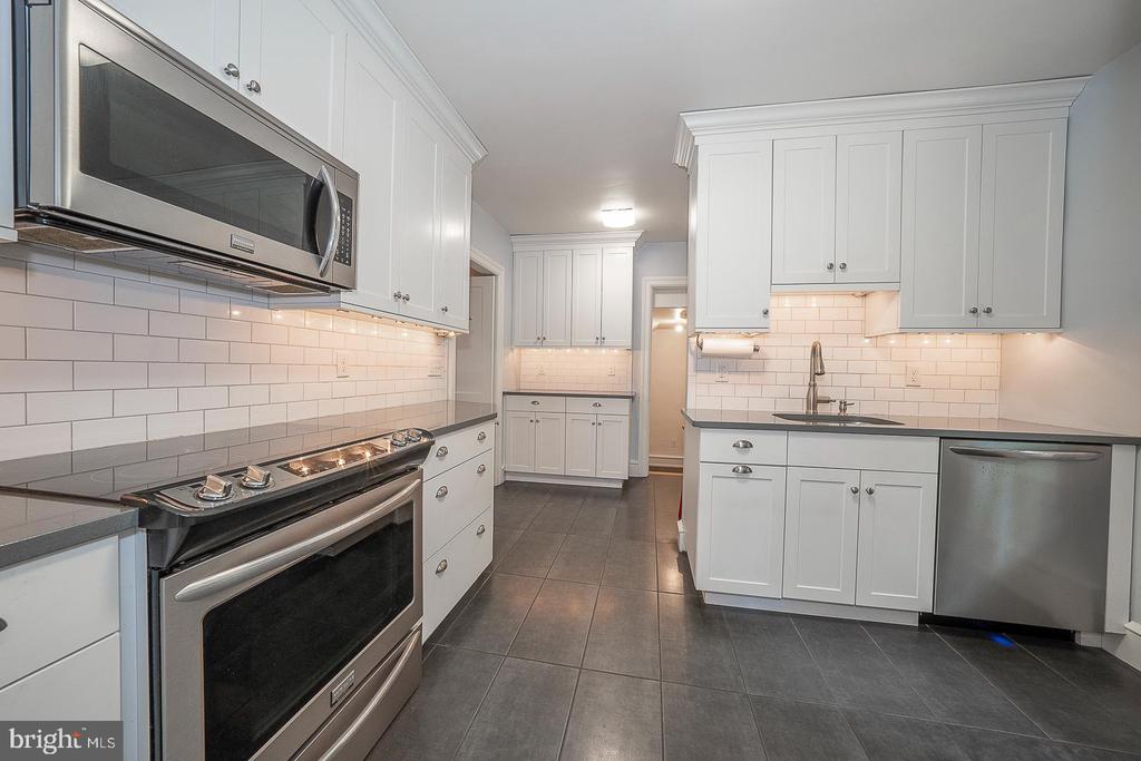512 ANTHWYN ROAD