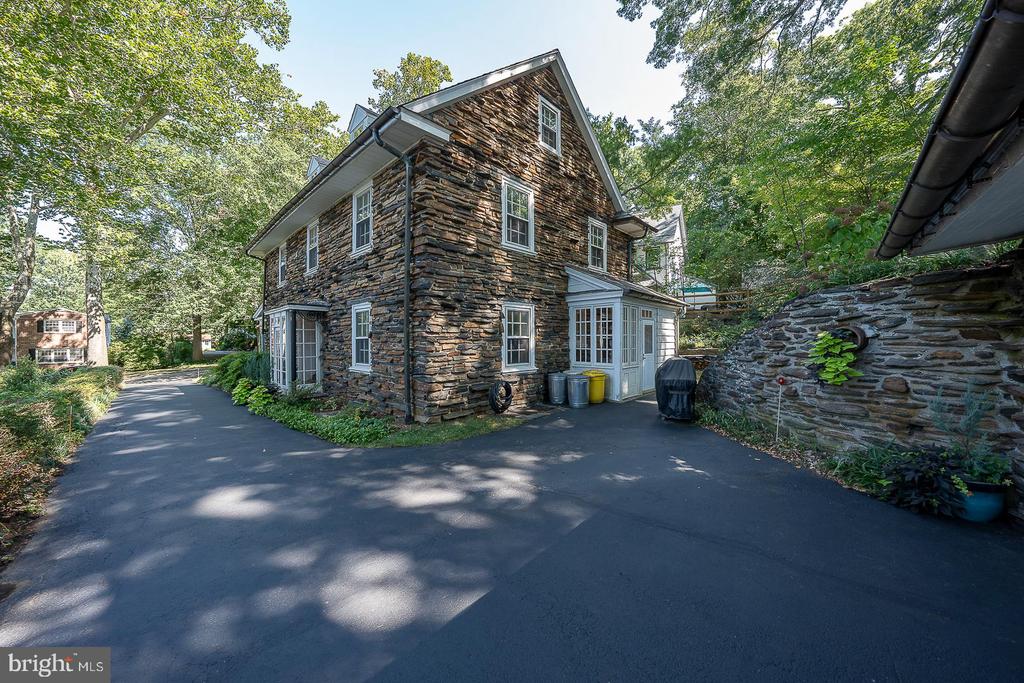 512 ANTHWYN ROAD