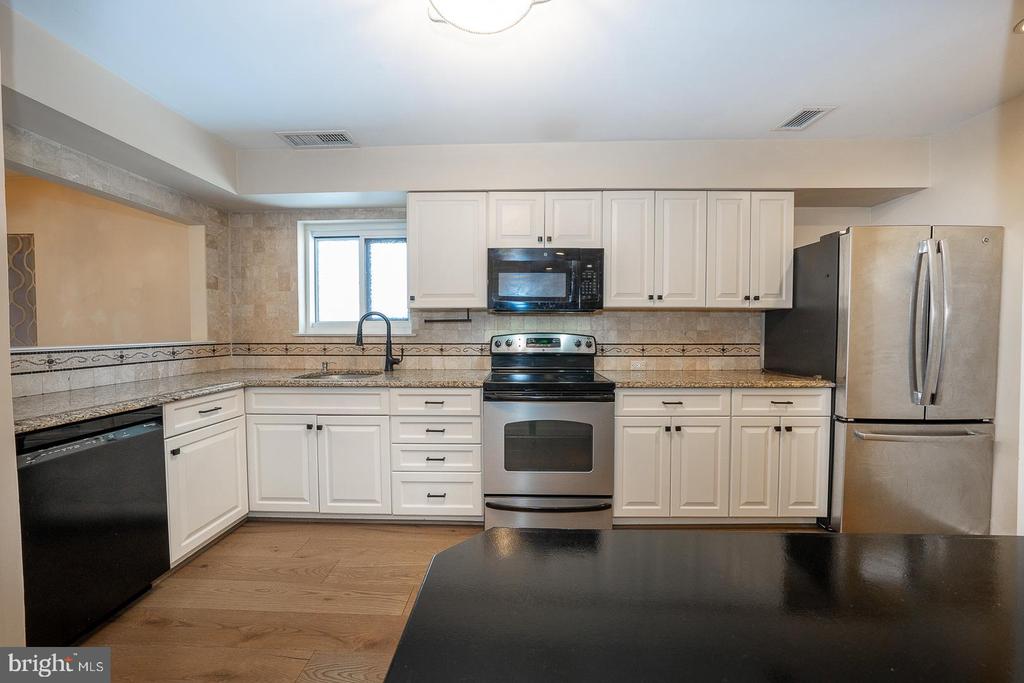 1710 OAKWOOD TERRACE Unit: 5-F