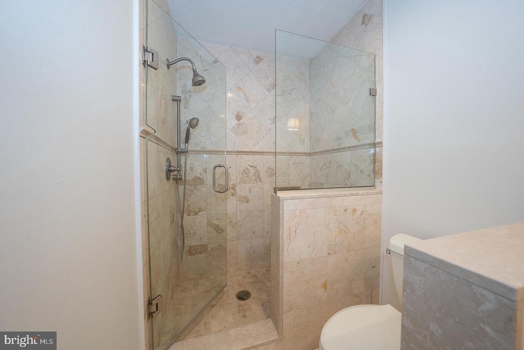 1710 OAKWOOD TERRACE Unit: 5-F