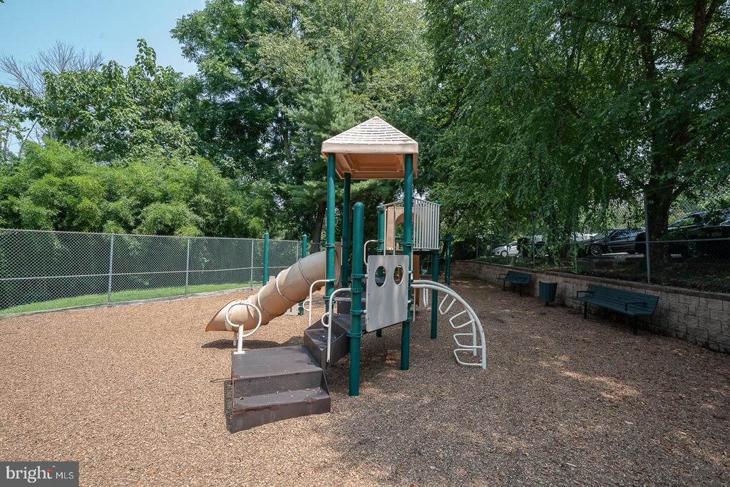 1710 OAKWOOD TERRACE Unit: 5-F