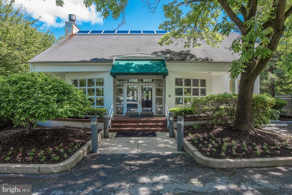 1710 OAKWOOD TERRACE Unit: 5-F