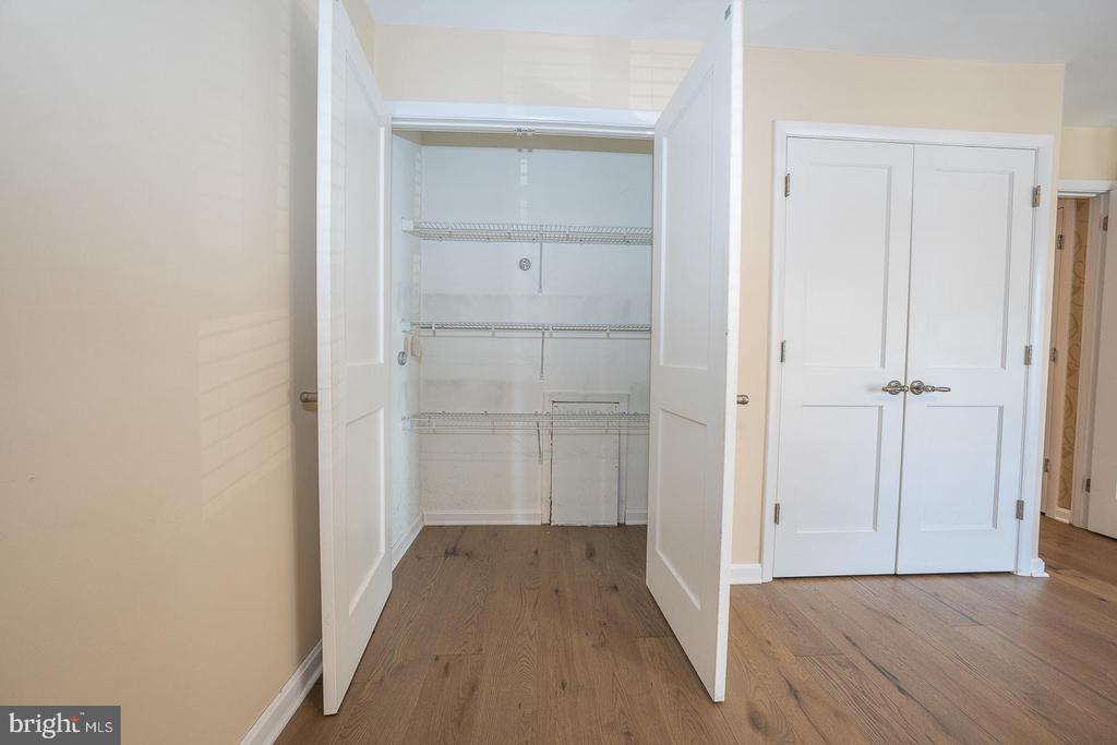 1710 OAKWOOD TERRACE Unit: 5-F