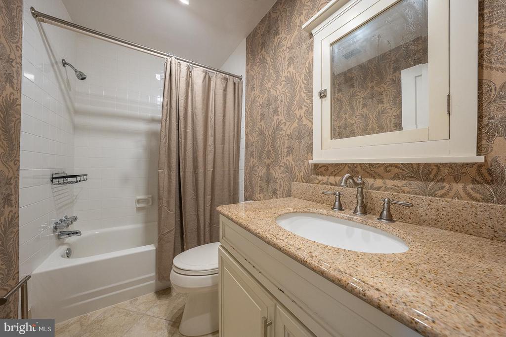1710 OAKWOOD TERRACE Unit: 5-F