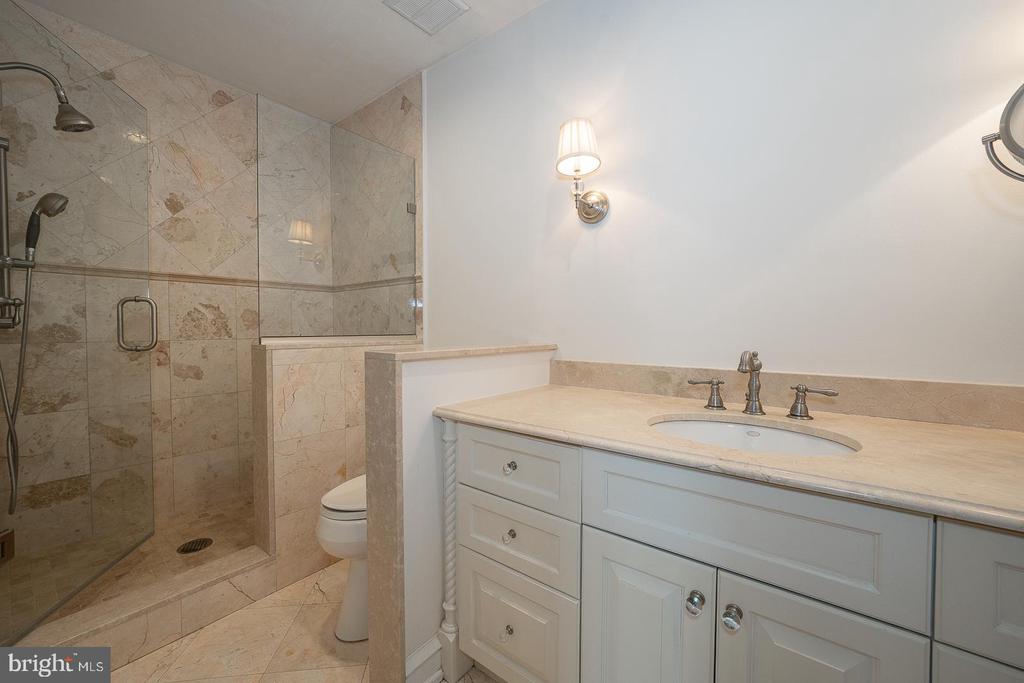 1710 OAKWOOD TERRACE Unit: 5-F