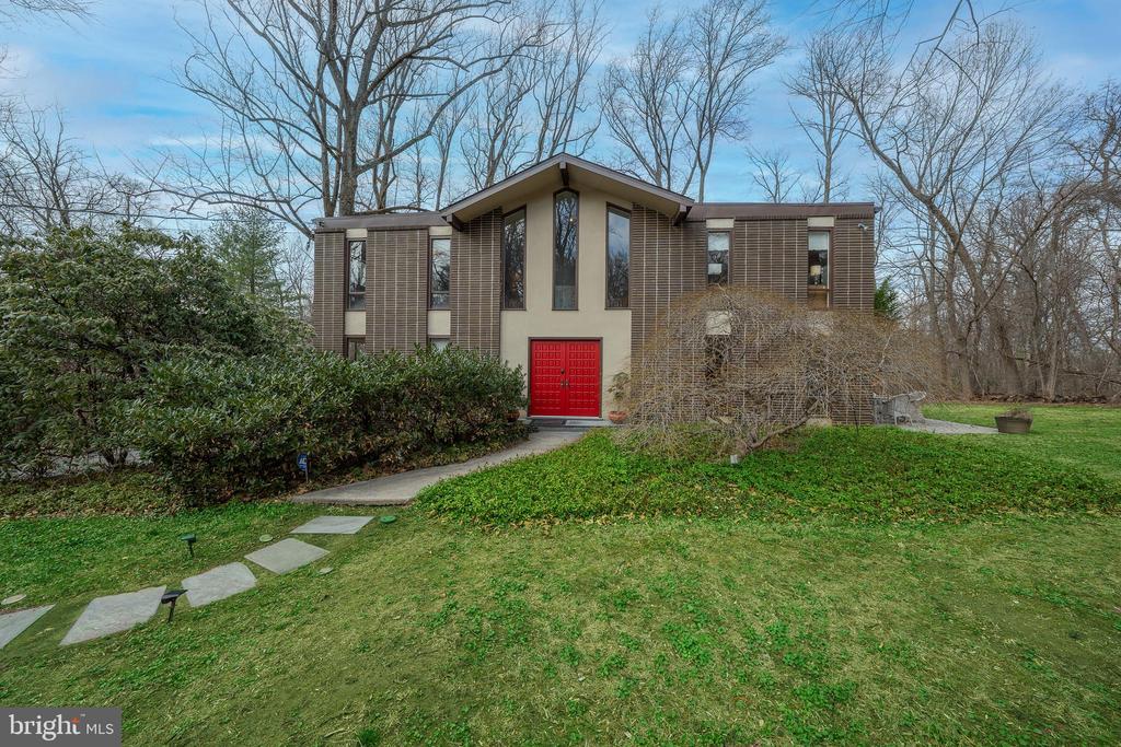 828 SUMMIT ROAD