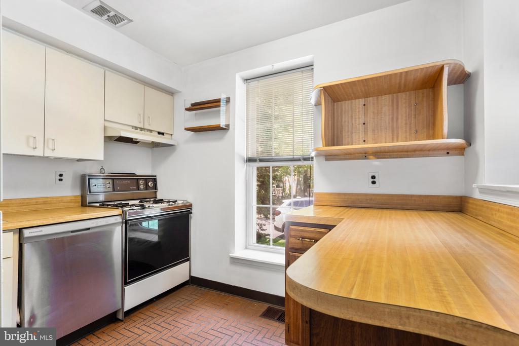 15 LLANFAIR ROAD Unit: B