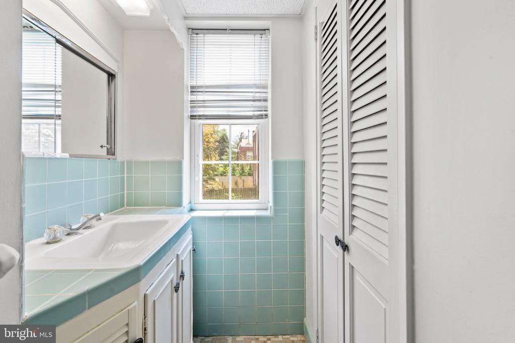 15 LLANFAIR ROAD Unit: B