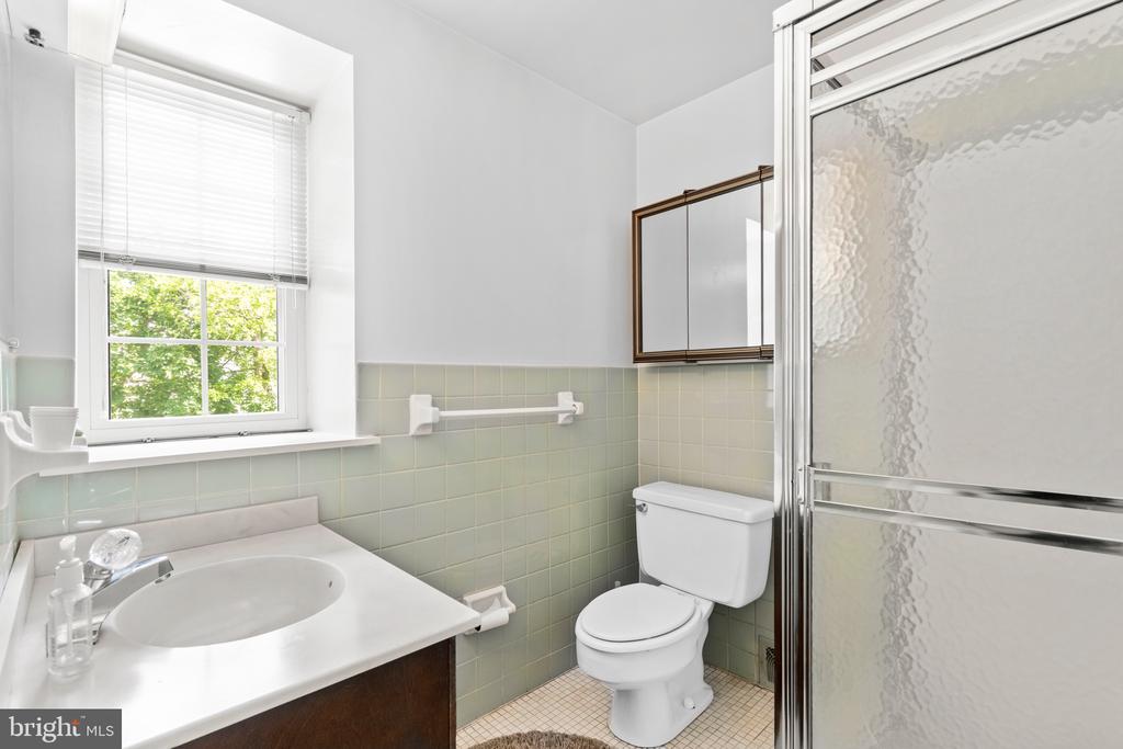 15 LLANFAIR ROAD Unit: B
