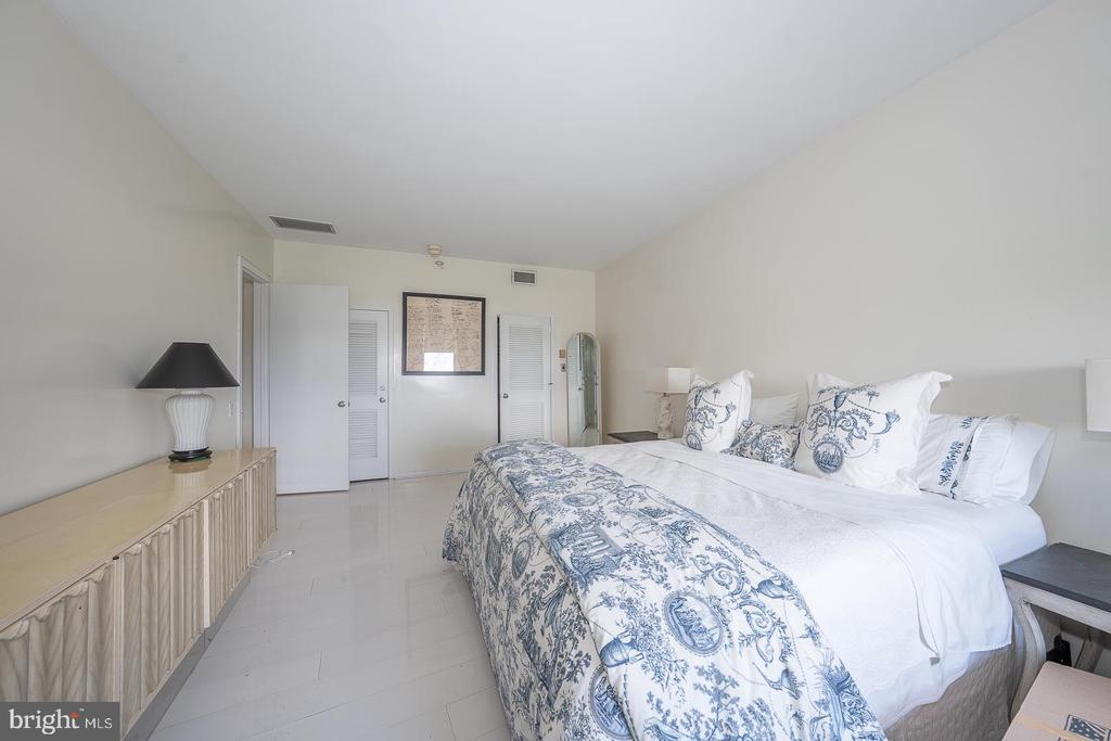 191 PRESIDENTIAL BOULEVARD Unit: R1009-1010