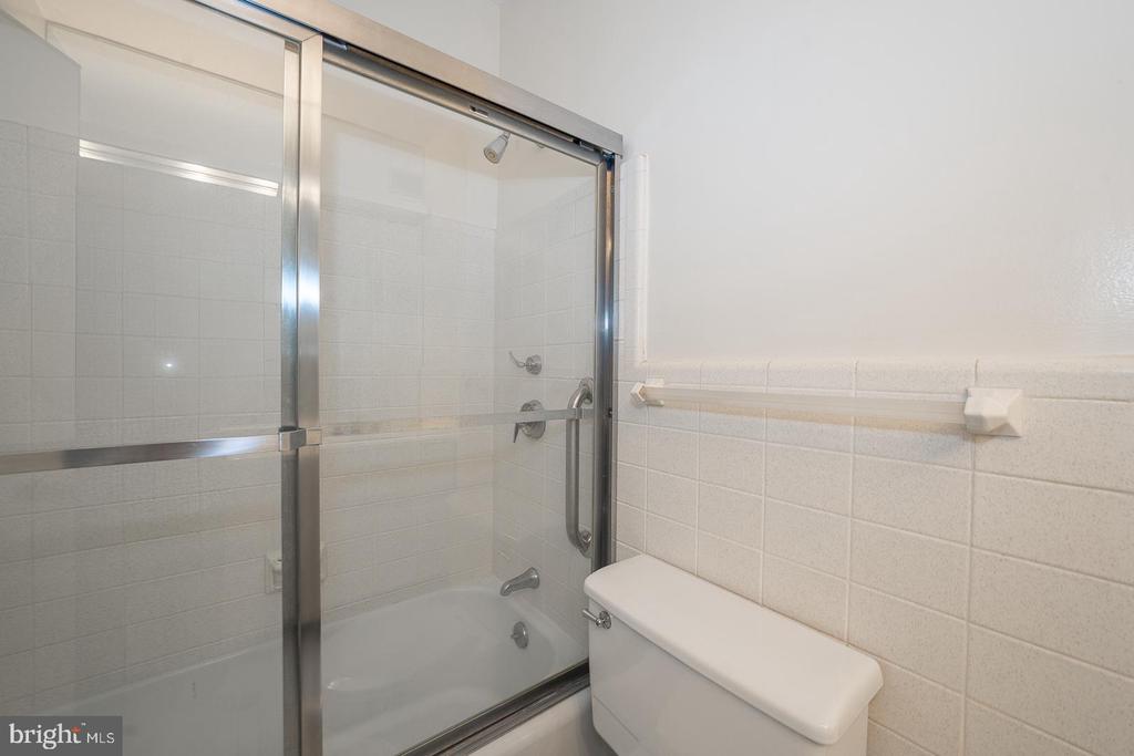 191 PRESIDENTIAL BOULEVARD Unit: R1009-1010