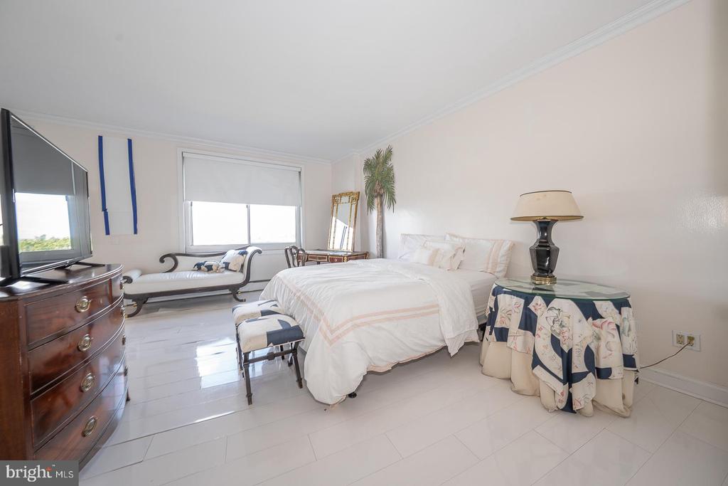 191 PRESIDENTIAL BOULEVARD Unit: R1009-1010