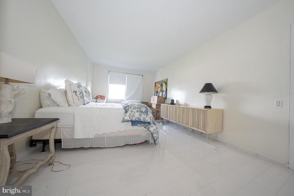 191 PRESIDENTIAL BOULEVARD Unit: R1009-1010