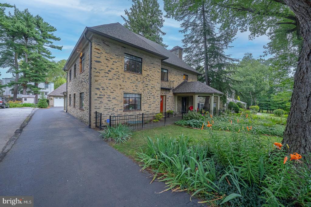190 LAKESIDE ROAD