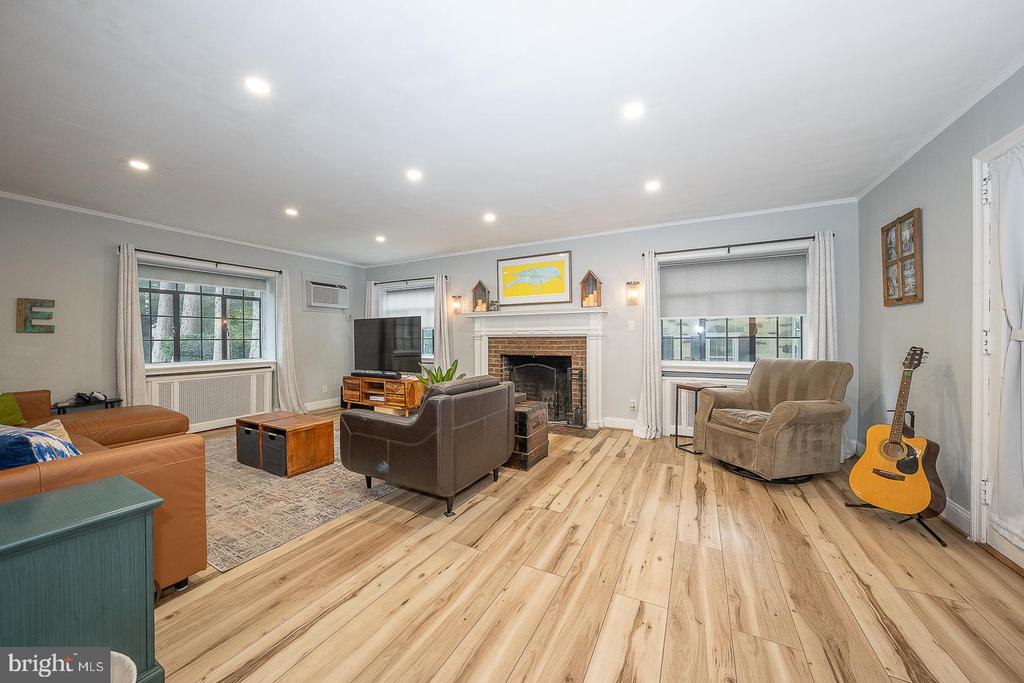 190 LAKESIDE ROAD