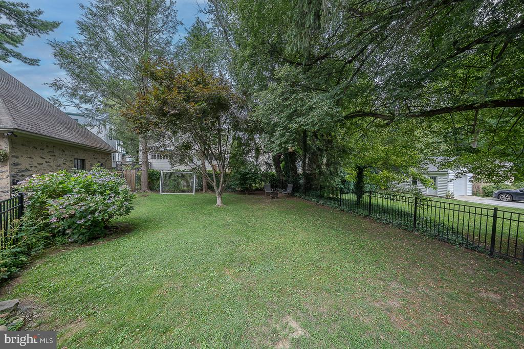 190 LAKESIDE ROAD