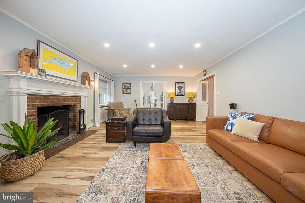 190 LAKESIDE ROAD