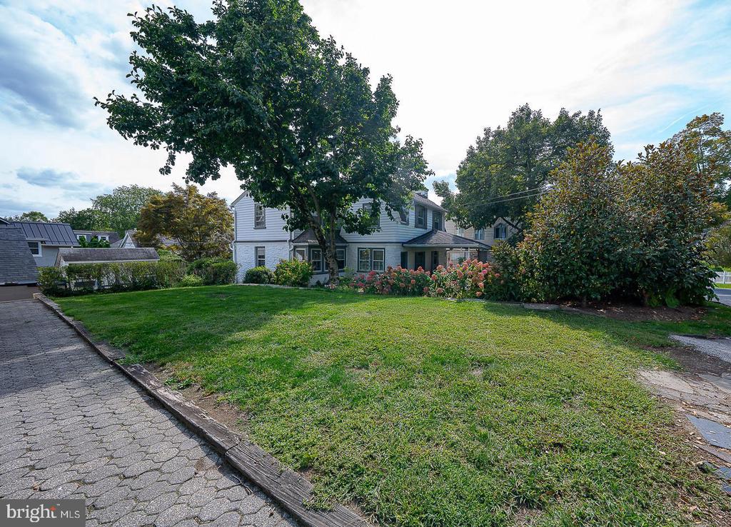 208 BARRIE ROAD
