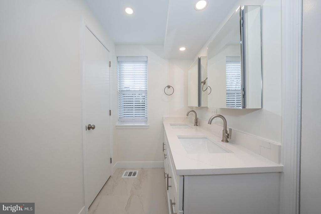 15 LLANFAIR ROAD Unit: B