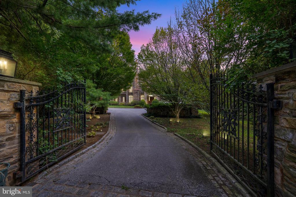 909 WAVERLY ROAD