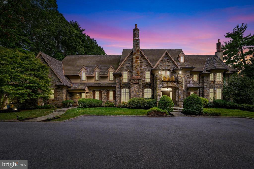 909 WAVERLY ROAD