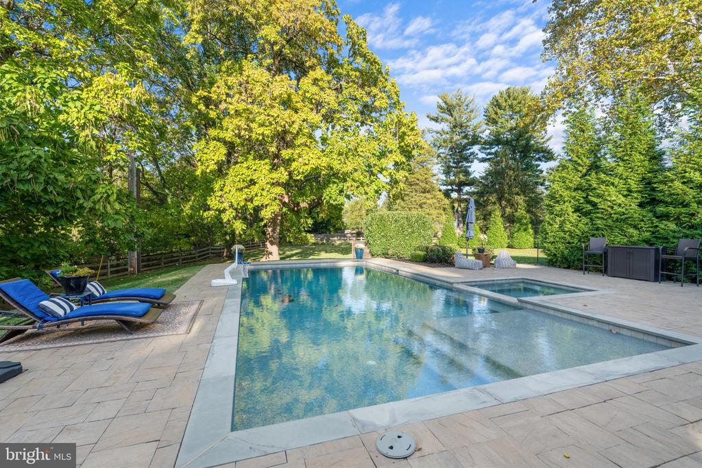 1141 LAFAYETTE ROAD