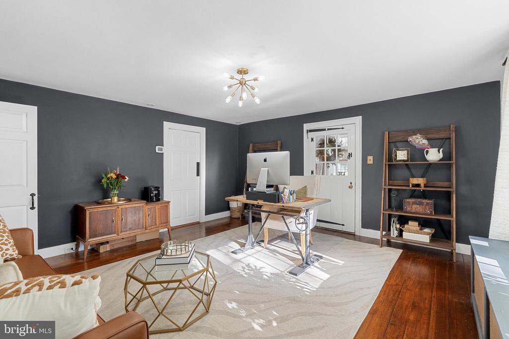 1141 LAFAYETTE ROAD