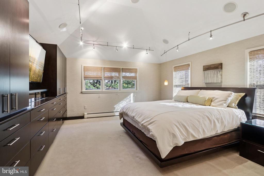 400 HIGHVIEW DRIVE