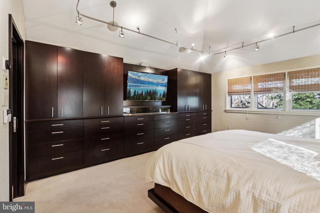 400 HIGHVIEW DRIVE