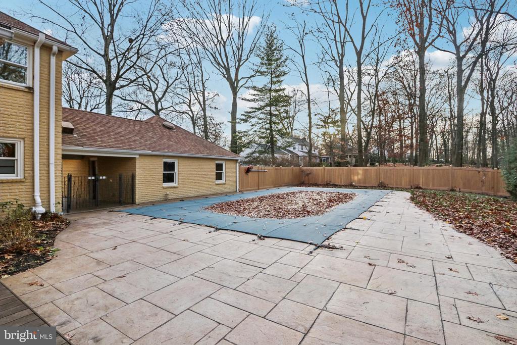 400 HIGHVIEW DRIVE