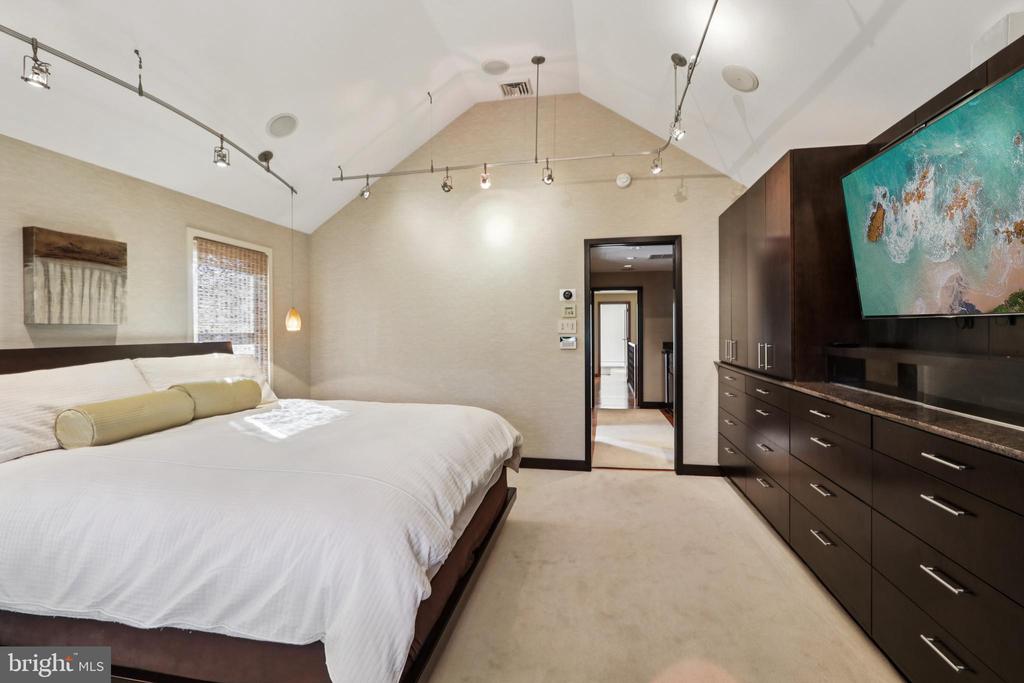400 HIGHVIEW DRIVE